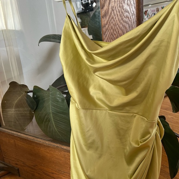 Elegant Green Satin Dress - Picture 2 of 2